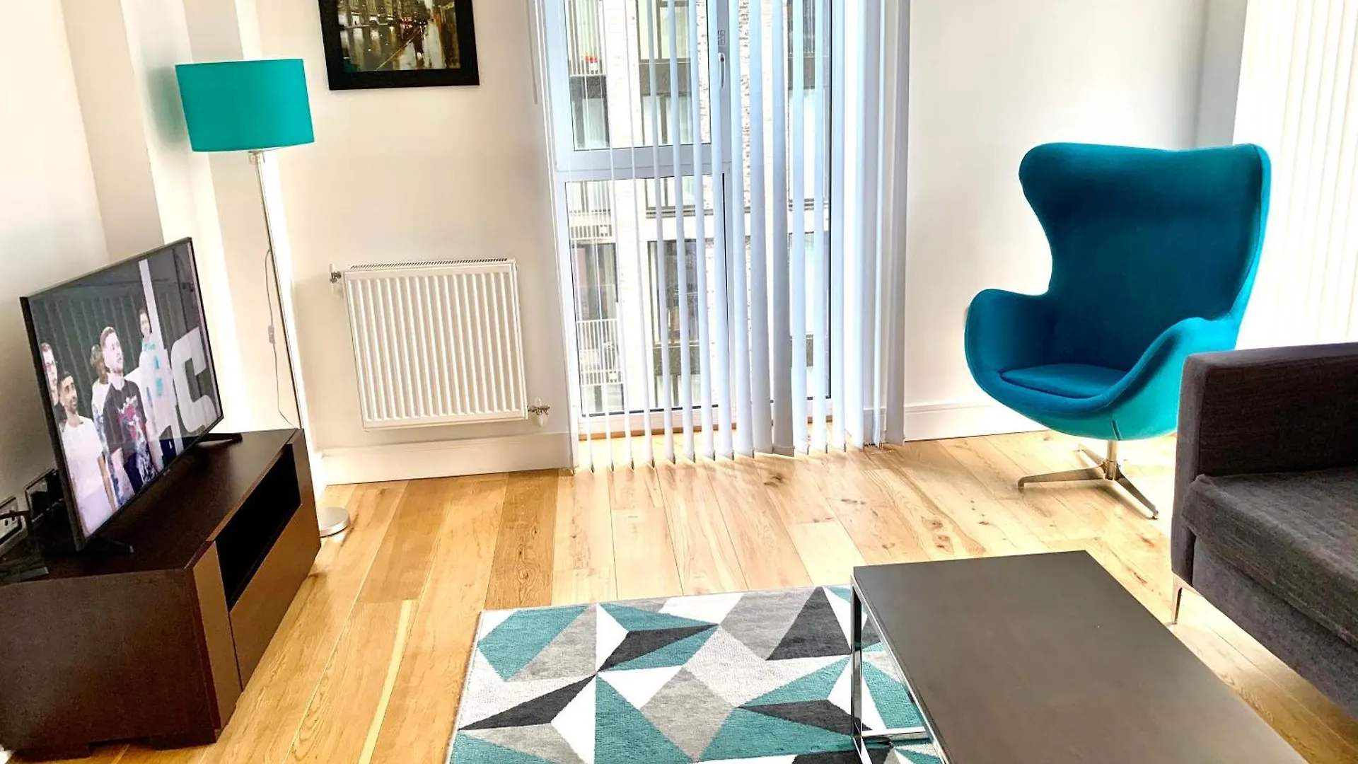 Modern London Excel 2 Bedrooms 2 Bathrooms, Parking, Kitchen, Lounge, Balcony Apartment