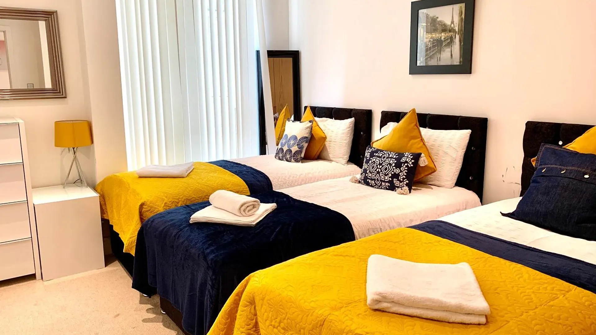 Modern London Excel 2 Bedrooms 2 Bathrooms, Parking, Kitchen, Lounge, Balcony Apartment