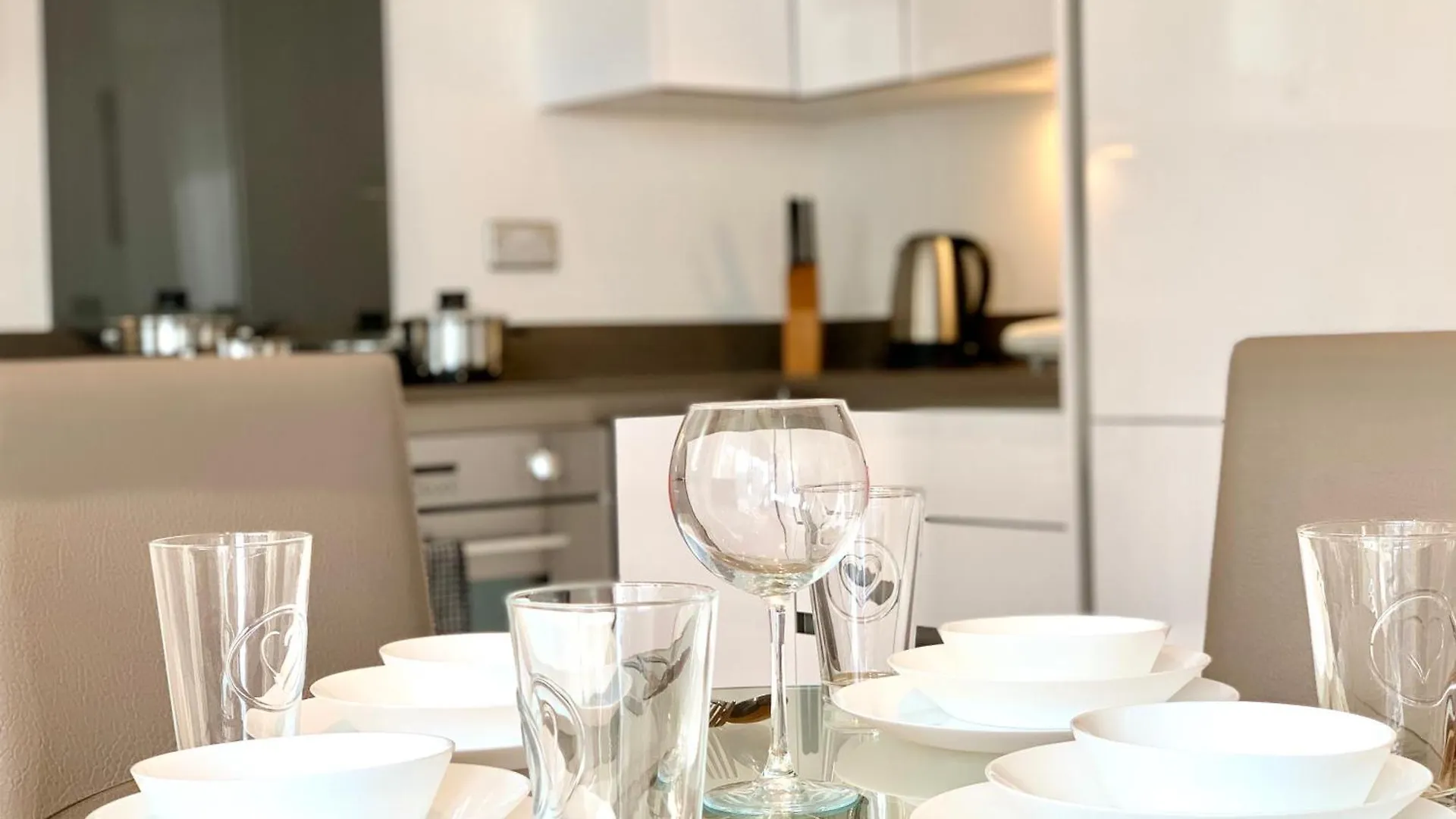 Modern London Excel 2 Bedrooms 2 Bathrooms, Parking, Kitchen, Lounge, Balcony Apartment 0*,