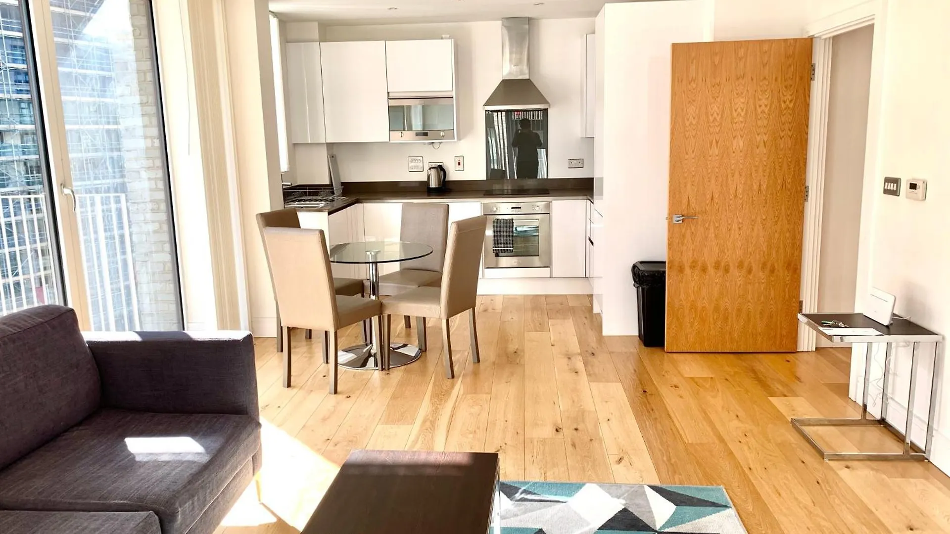 Modern London Excel 2 Bedrooms 2 Bathrooms, Parking, Kitchen, Lounge, Balcony Apartment