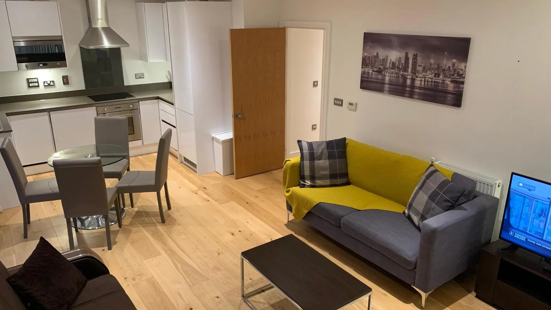 Modern London Excel 2 Bedrooms 2 Bathrooms, Parking, Kitchen, Lounge, Balcony Apartment