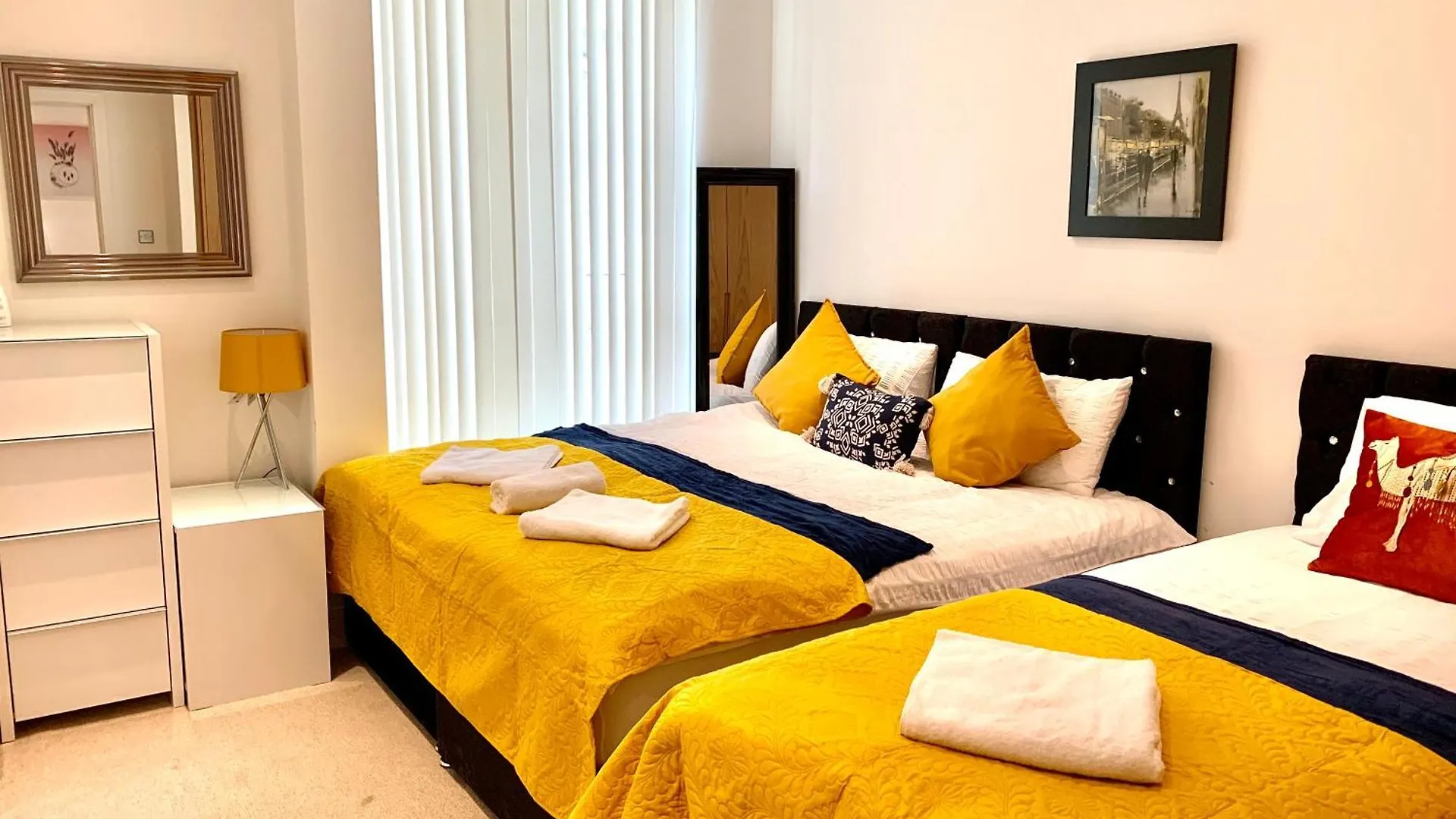 Modern London Excel 2 Bedrooms 2 Bathrooms, Parking, Kitchen, Lounge, Balcony Apartment