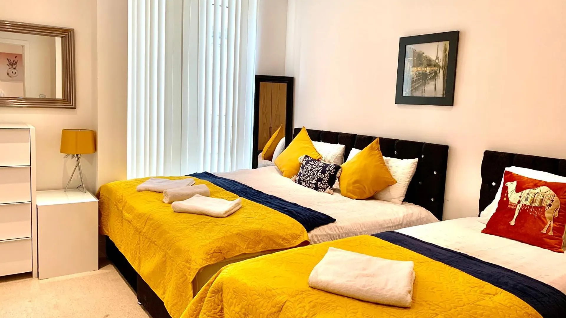 Modern London Excel 2 Bedrooms 2 Bathrooms, Parking, Kitchen, Lounge, Balcony Apartment