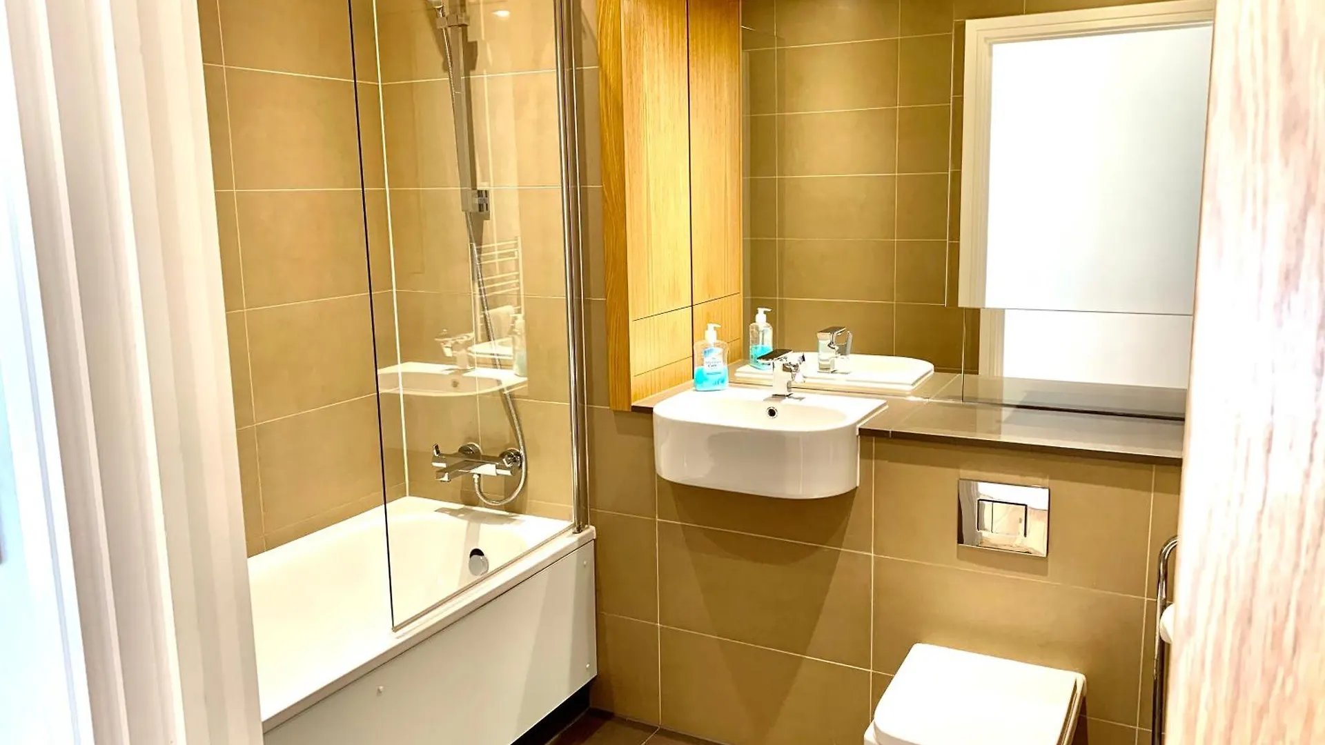 Modern London Excel 2 Bedrooms 2 Bathrooms, Parking, Kitchen, Lounge, Balcony Apartment