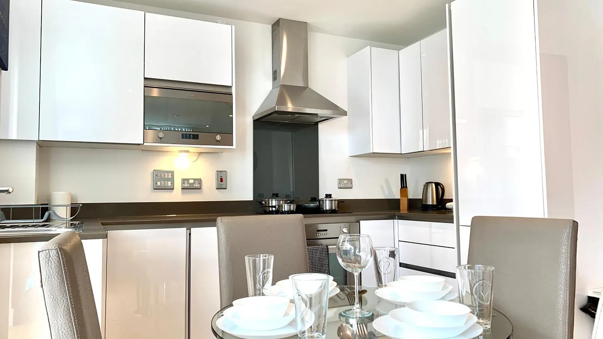 Modern London Excel 2 Bedrooms 2 Bathrooms, Parking, Kitchen, Lounge, Balcony Apartment