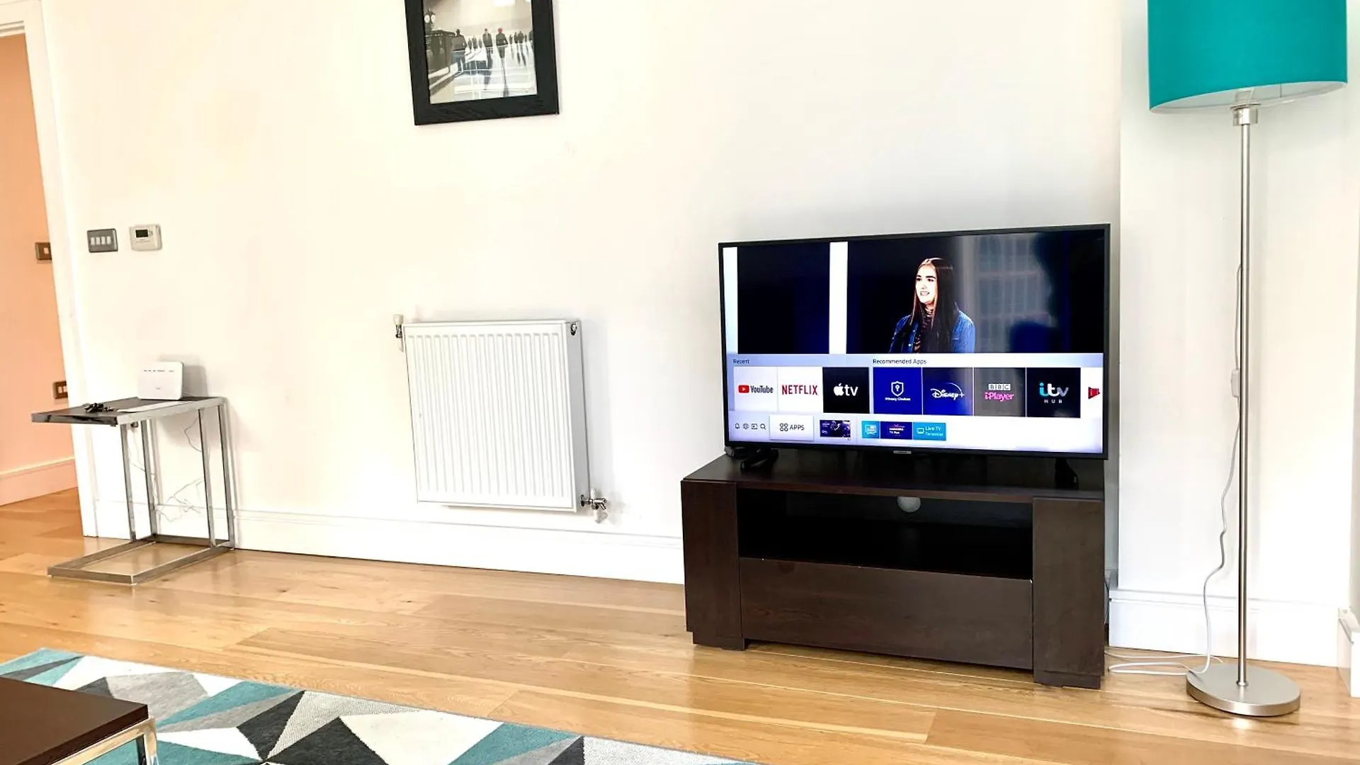Modern London Excel 2 Bedrooms 2 Bathrooms, Parking, Kitchen, Lounge, Balcony Apartment
