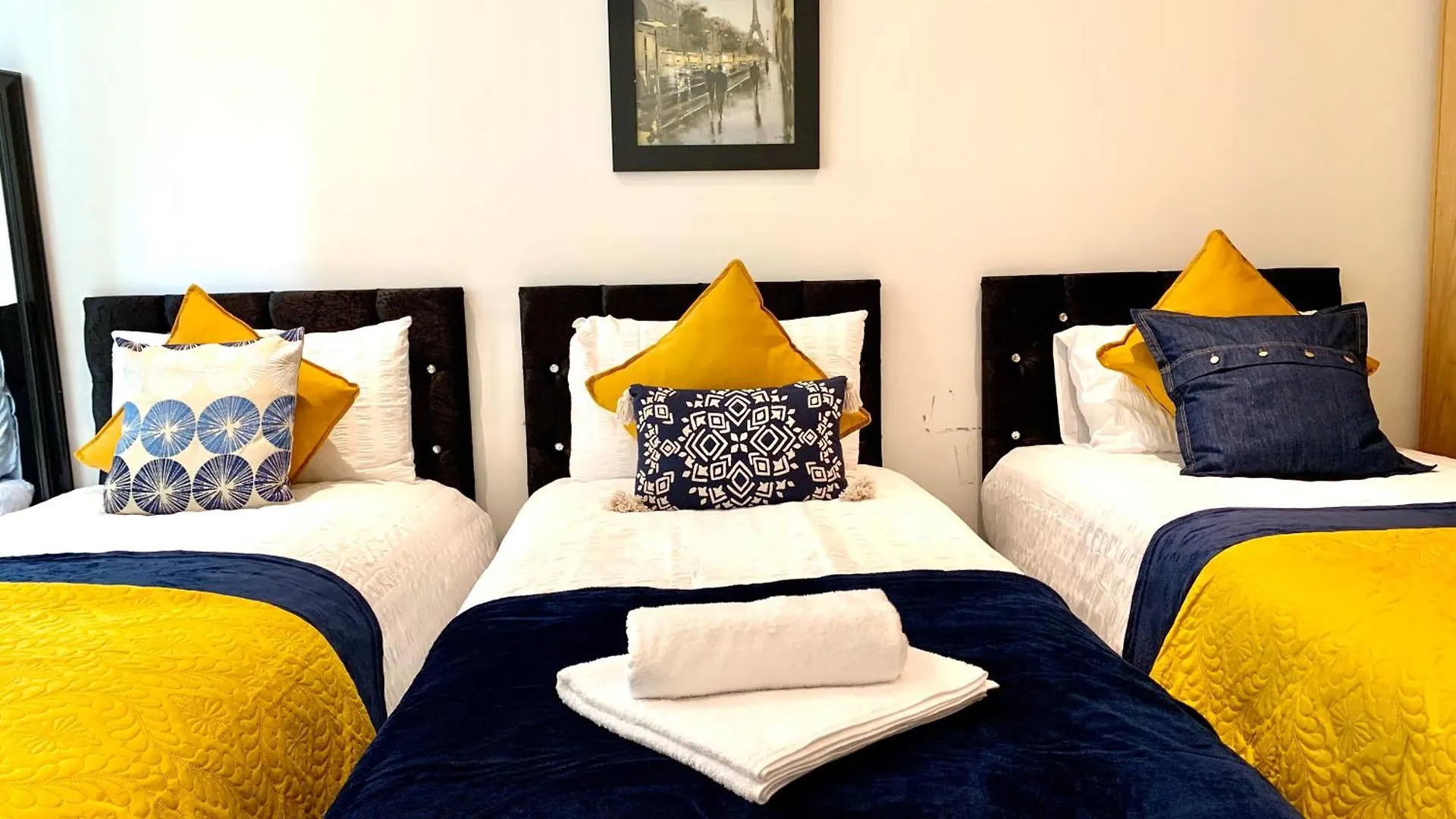 Modern London Excel 2 Bedrooms 2 Bathrooms, Parking, Kitchen, Lounge, Balcony Apartment