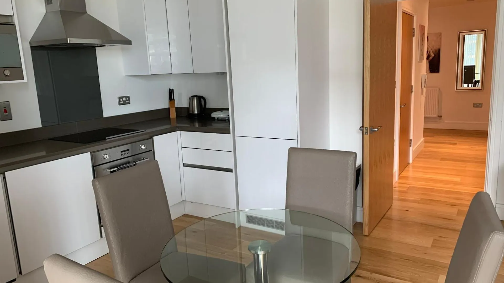 Modern London Excel 2 Bedrooms 2 Bathrooms, Parking, Kitchen, Lounge, Balcony Apartment