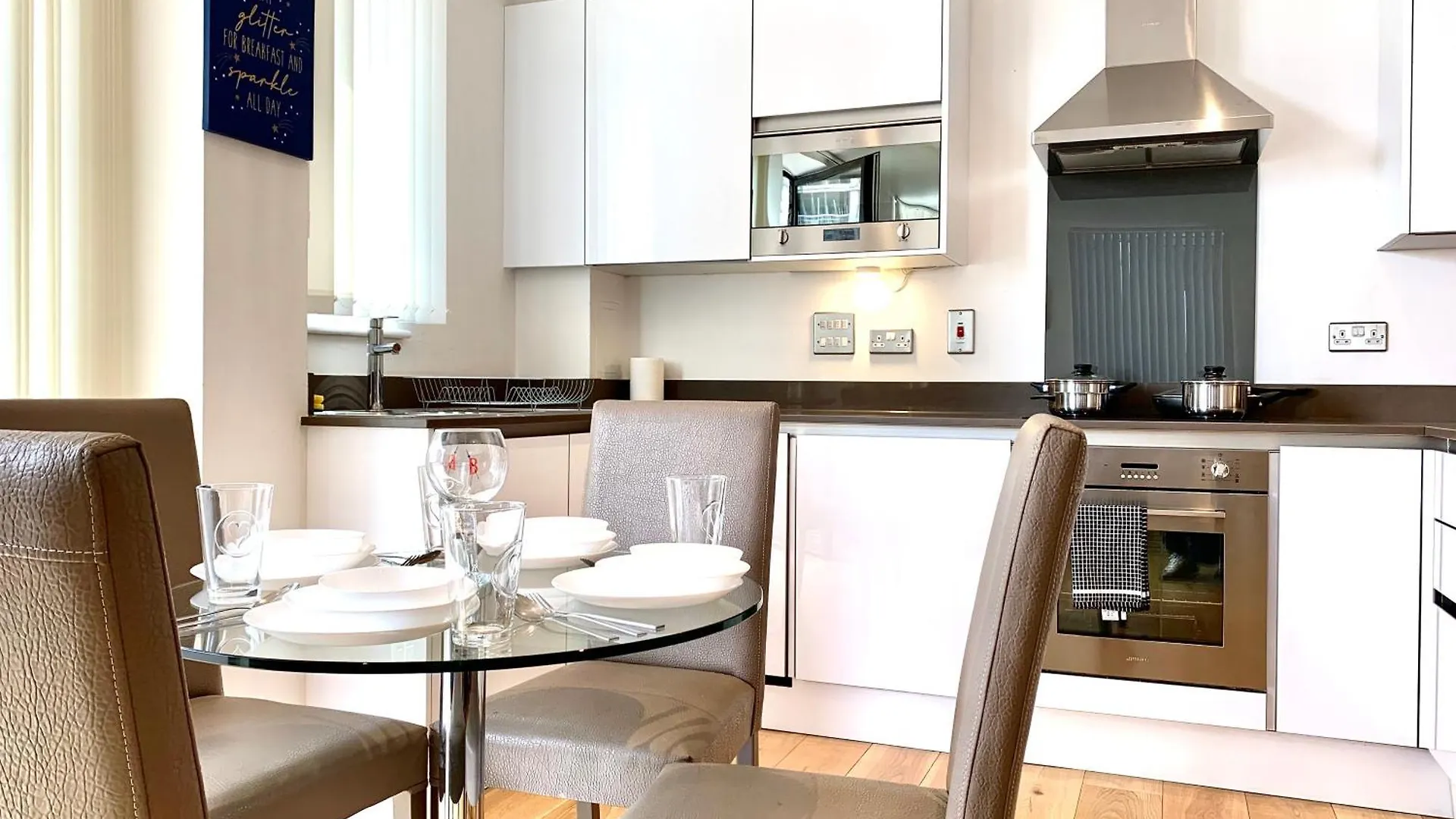 Modern London Excel 2 Bedrooms 2 Bathrooms, Parking, Kitchen, Lounge, Balcony Apartment