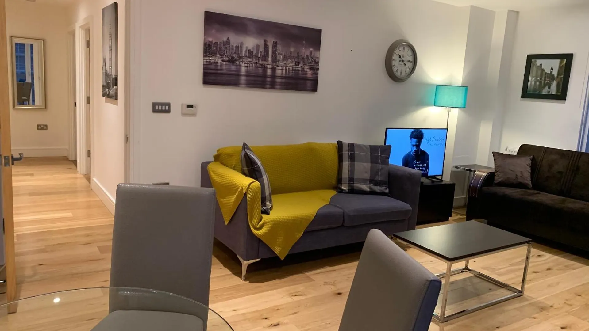 Modern London Excel 2 Bedrooms 2 Bathrooms, Parking, Kitchen, Lounge, Balcony Apartment