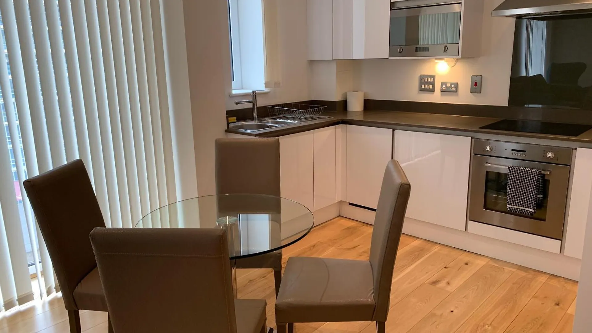 Modern London Excel 2 Bedrooms 2 Bathrooms, Parking, Kitchen, Lounge, Balcony Apartment