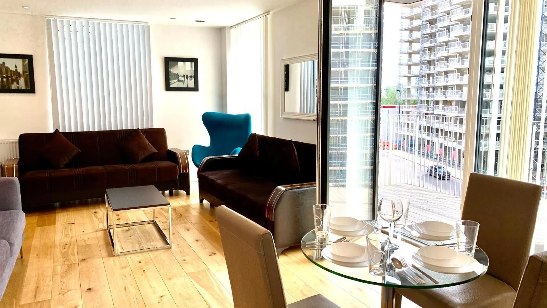 Modern London Excel 2 Bedrooms 2 Bathrooms, Parking, Kitchen, Lounge, Balcony Apartment