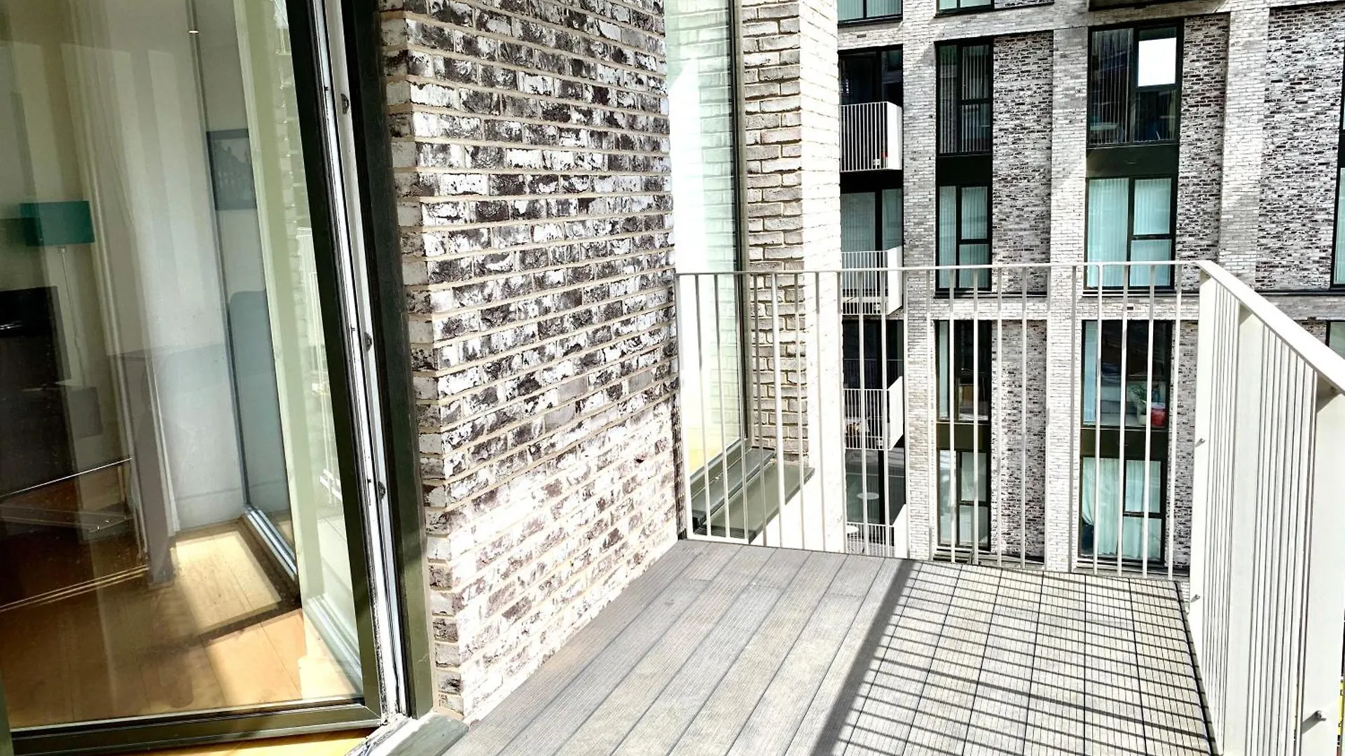 Modern London Excel 2 Bedrooms 2 Bathrooms, Parking, Kitchen, Lounge, Balcony Apartment