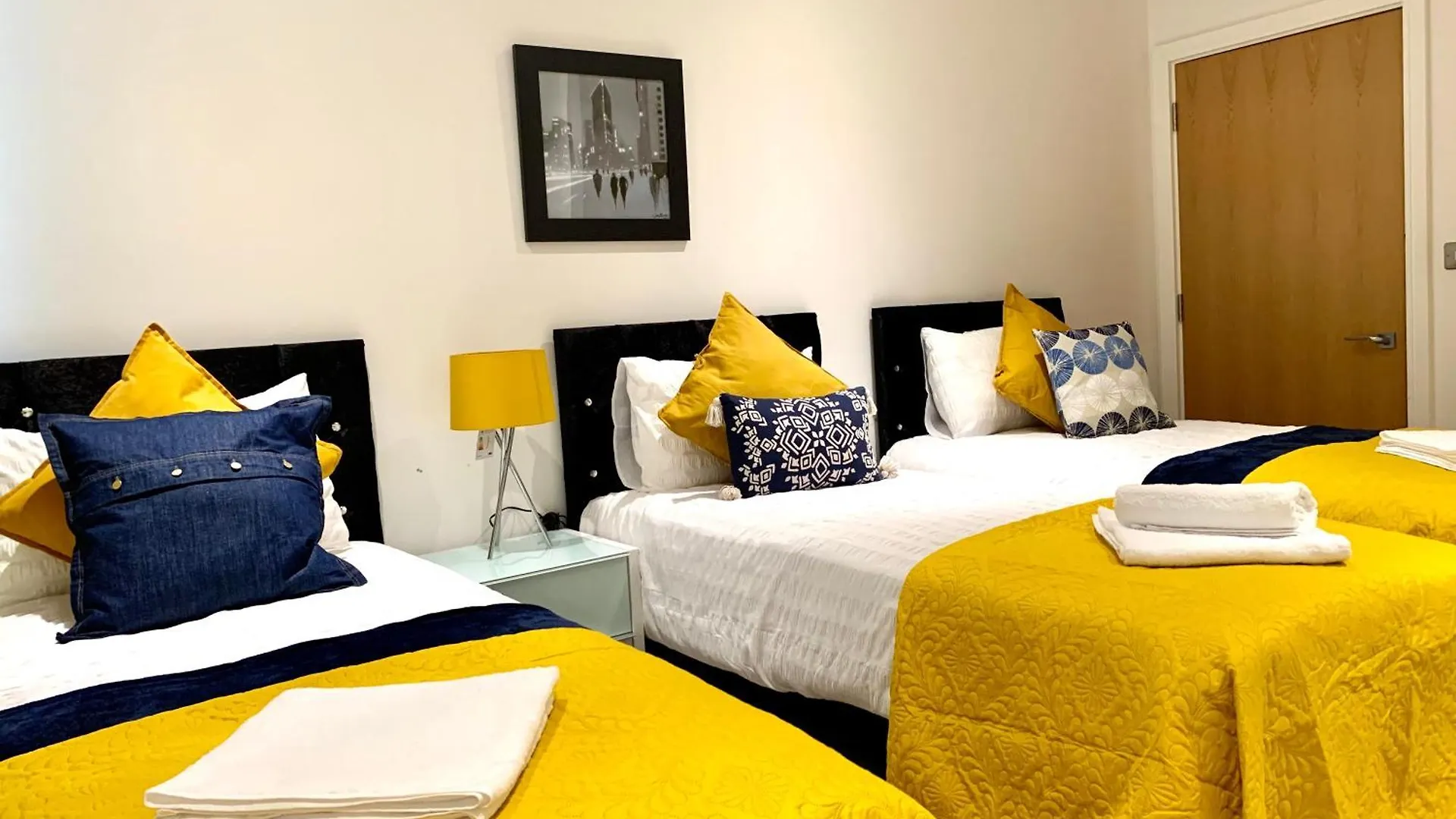Modern London Excel 2 Bedrooms 2 Bathrooms, Parking, Kitchen, Lounge, Balcony Apartment
