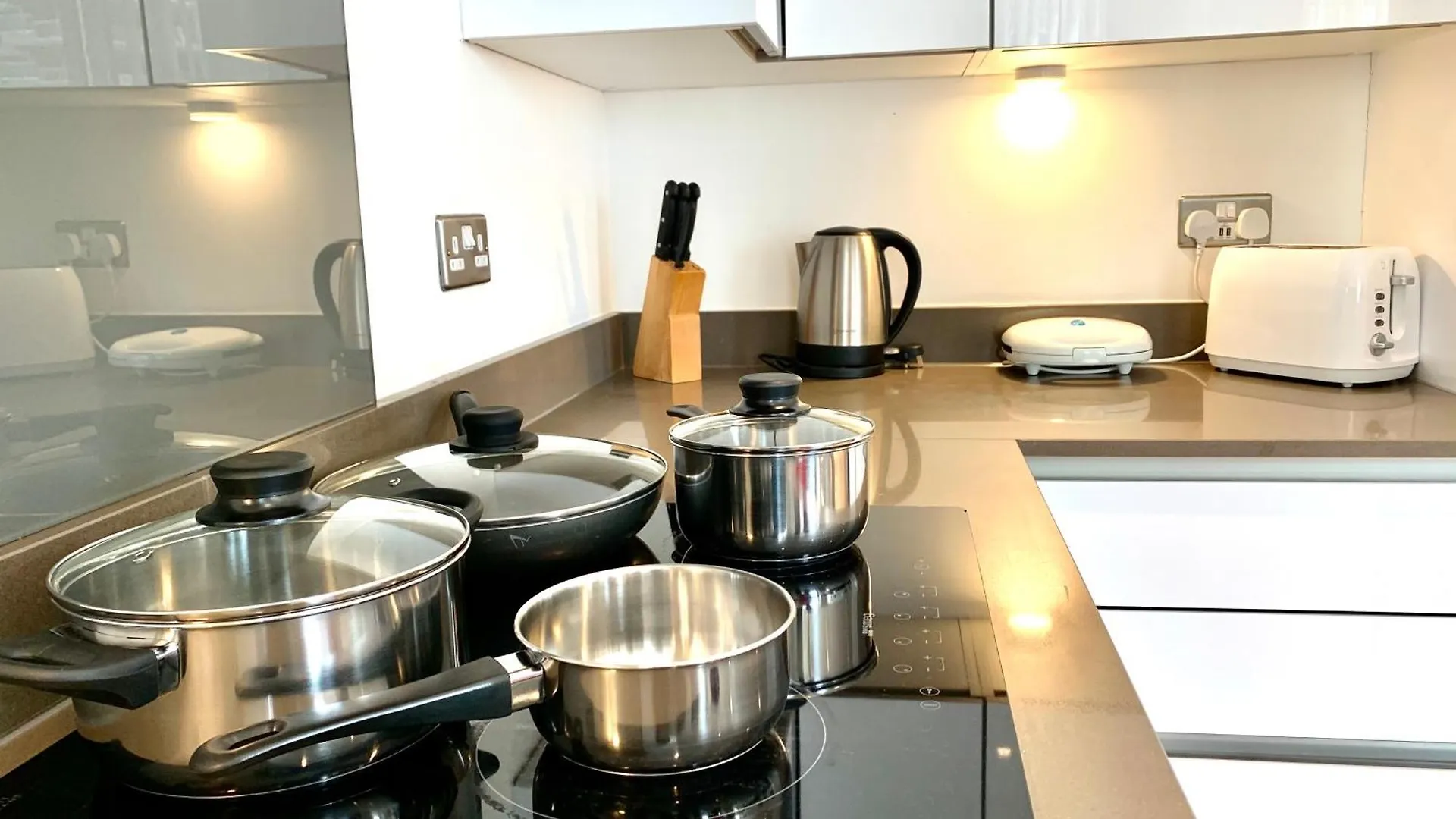 Modern London Excel 2 Bedrooms 2 Bathrooms, Parking, Kitchen, Lounge, Balcony Apartment